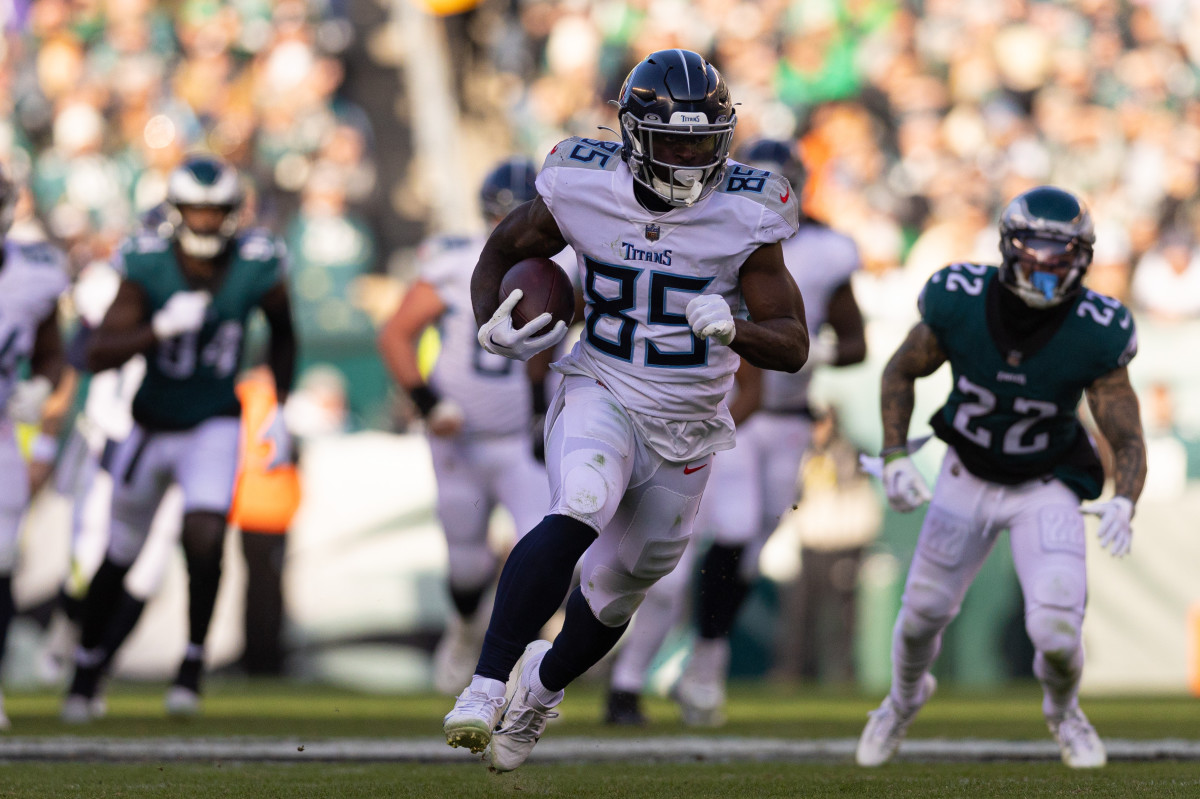 Titans tight end Chigoziem Okonkwo runs with the ball after a catch against the Eagles.