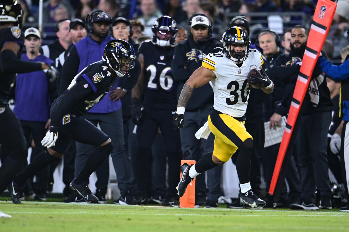 Jaylen Warren runs down the sideline for the Steelers against the Ravens