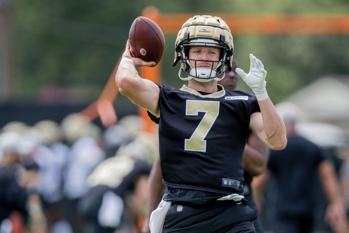 New Orleans Saints tight end Taysom Hill (7) passes during minicamp