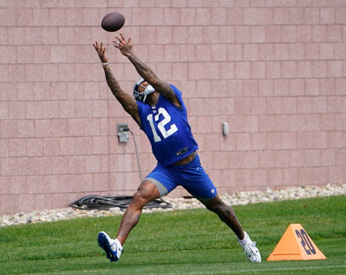 Darren Waller reaches up to catch the ball at OTAs