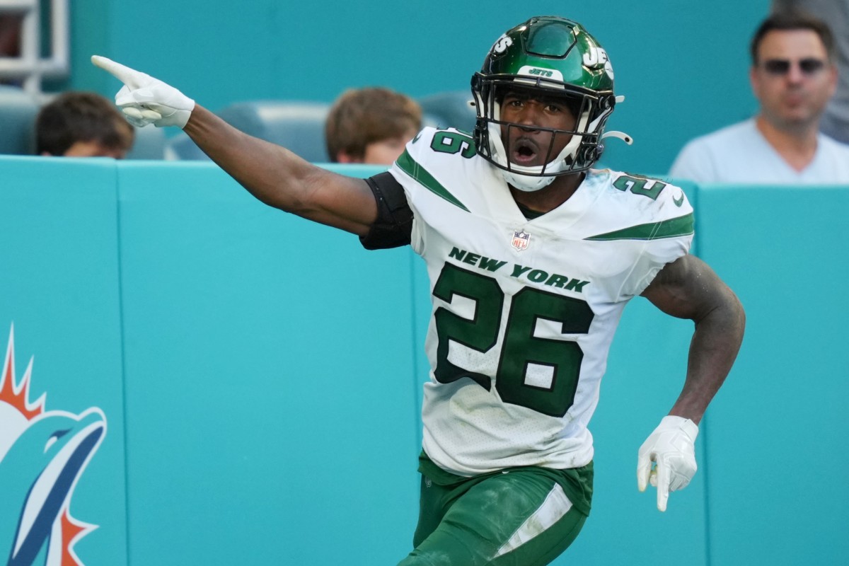 Jets' CB Brandin Echols celebrates his Pick-6 against the Dolphins in Week 15 of 2021 NFL season