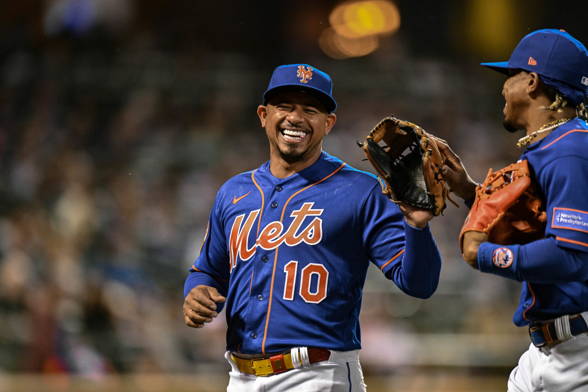 The New York Mets have called up a veteran infielder to replace Eduardo Escobar on the roster.
