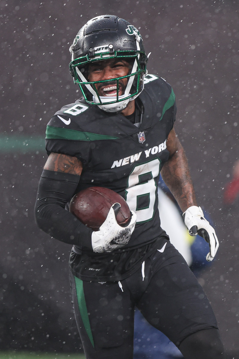 Former New York Jets wide receiver Elijah Moore runs with the ball