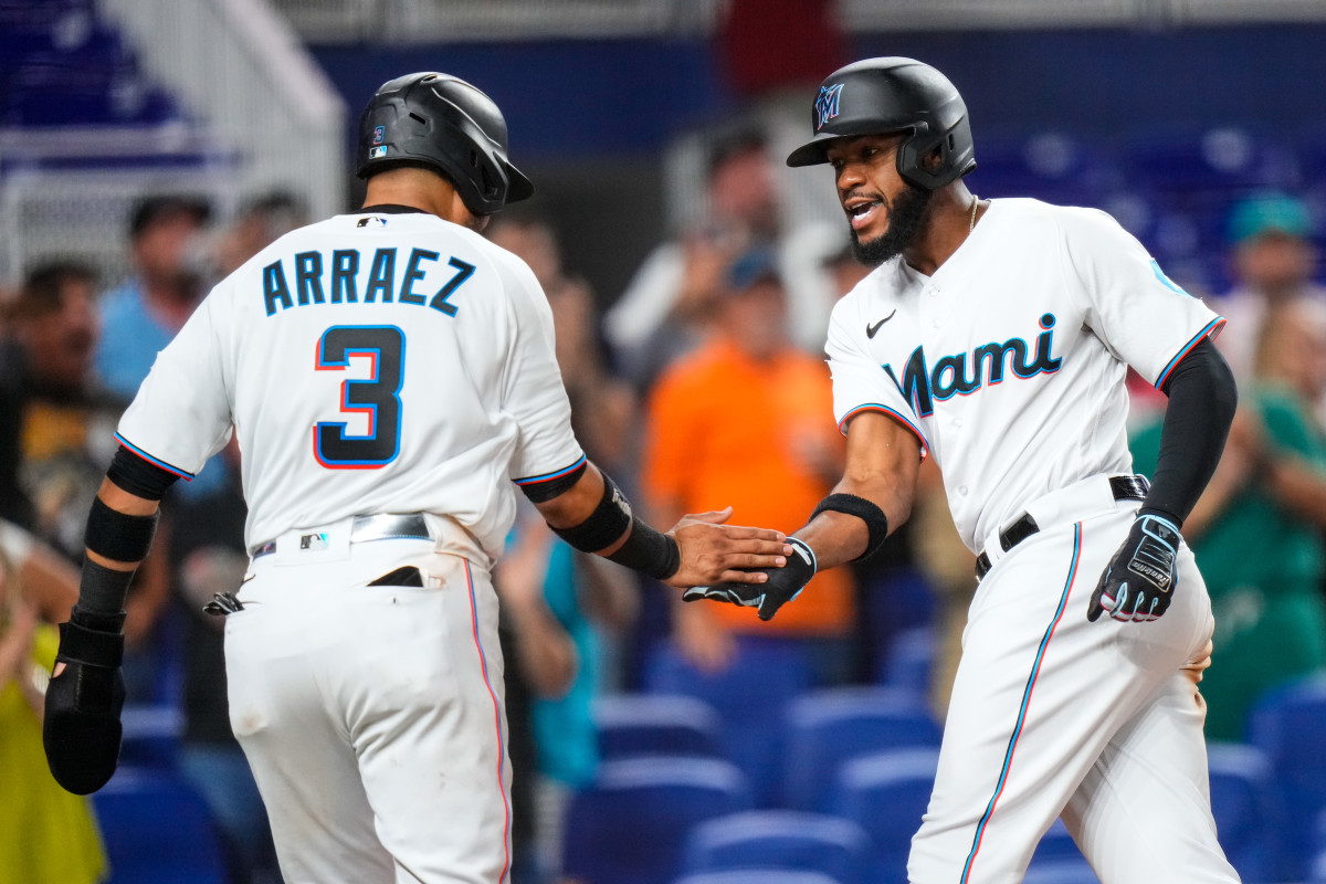 Bryan De La Cruz high fives Luis Arraez