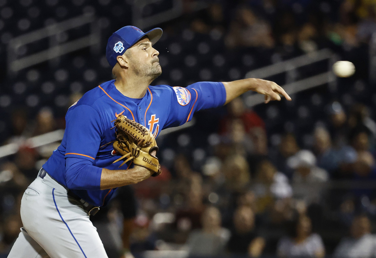 The New York Mets are calling up veteran reliever T.J. McFarland to add to their bullpen.