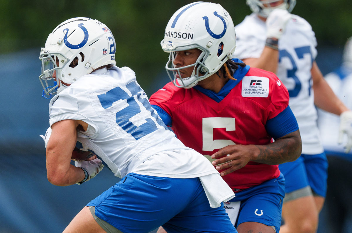 June 14, 2023; Indianapolis, IN, USA; Indianapolis Colts quarterback Anthony Richardson (5) hands off to Colts running back Evan Hull (26) on Wednesday, June 14, 2023, during mandatory minicamp at the Indiana Farm Bureau Football Center in Indianapolis.
