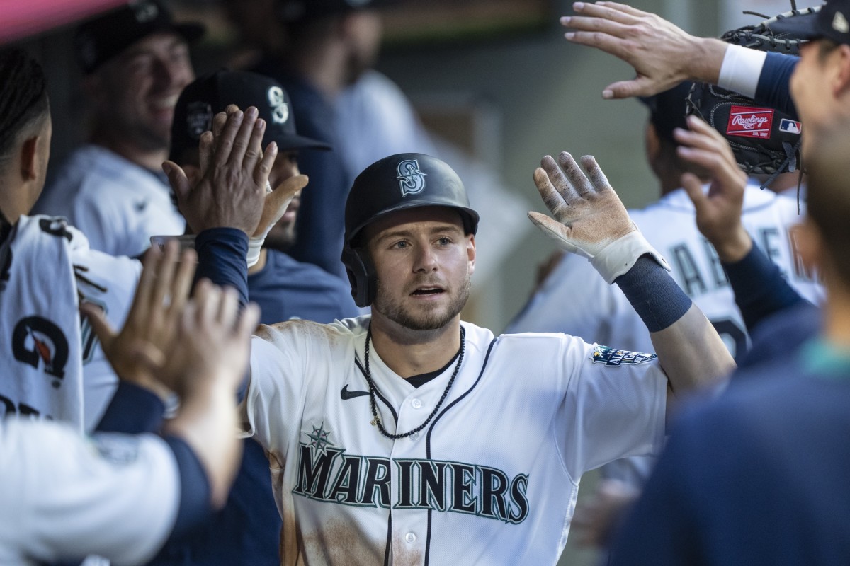 Seattle Mariners Fans Go Viral For Singing 'Country Roads' on Monday Night  - Fastball