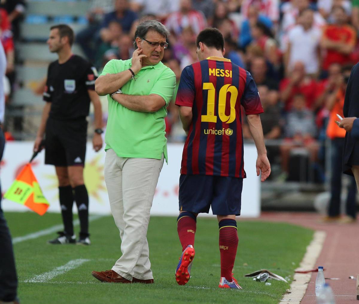 Gerardo 'Tata' Martino pictured speaking to Lionel Messi during a Barcelona game in September 2013