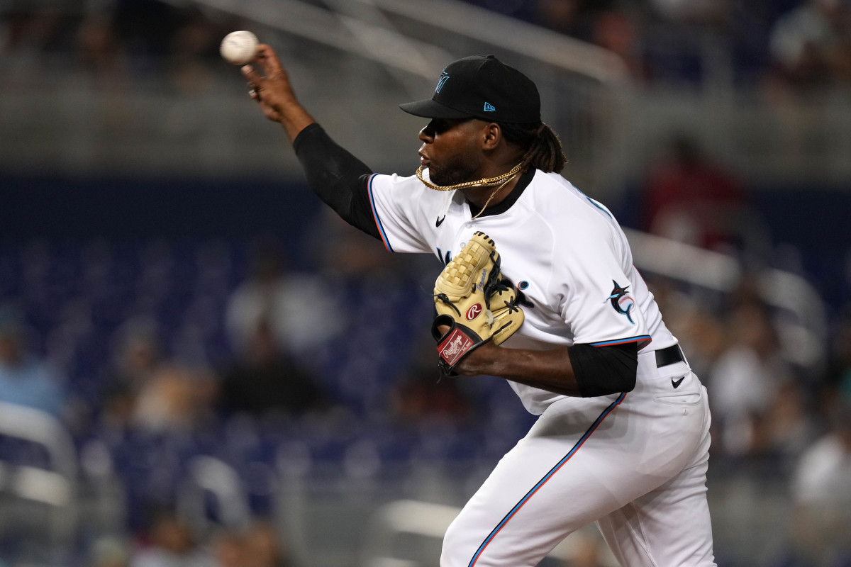 Miami Marlins relief pitcher Jorge Guzmán delivers a pitch in the 7th inning against the Atlanta Braves at loanDepot park. (2021)