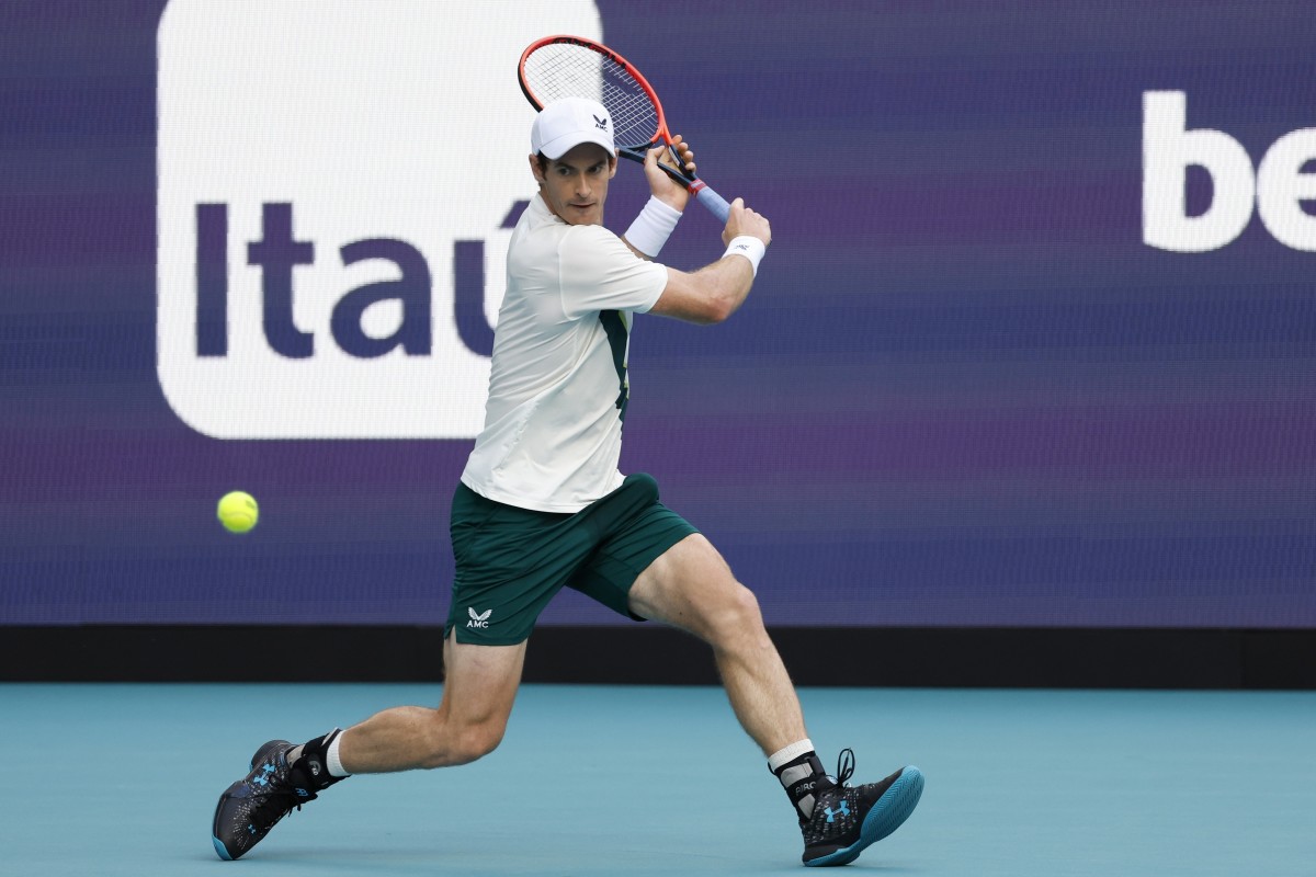 Andy Murray hits a backhand against Dusan Lajovic
