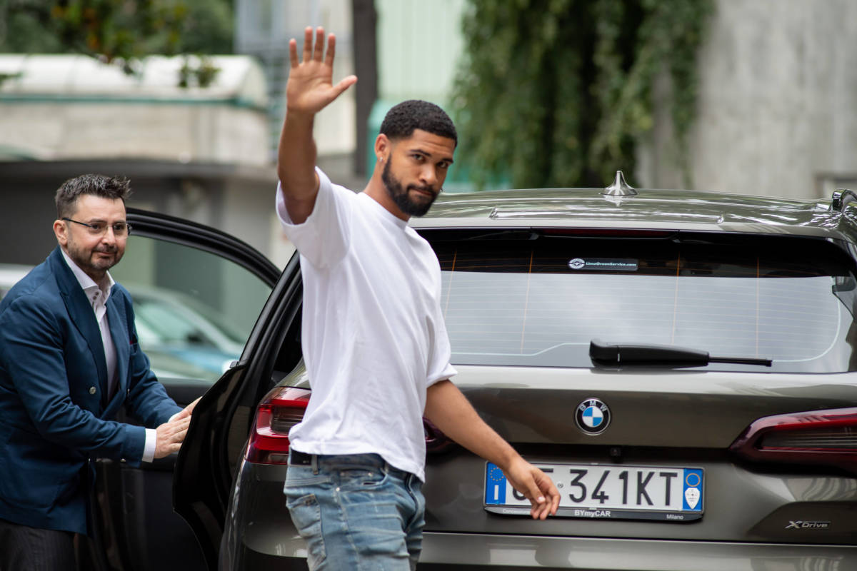 Ruben Loftus-Cheek pictured waving at fans after arriving in Milan for his medical exam before signing for AC Milan from Chelsea in June 2023