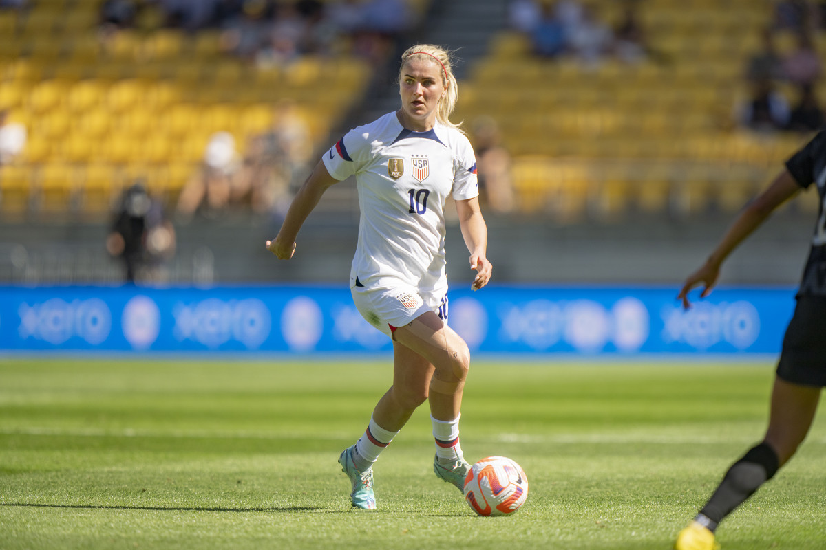 U.S. midfielder Lindsey Horan in action, dribbles the ball vs New Zealand Ferns.