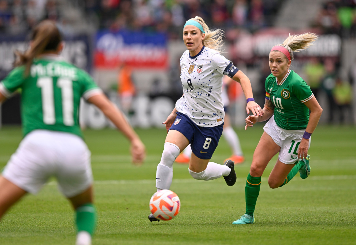 U.S. midfielder Julie Ertz dribbles the ball against Ireland.
