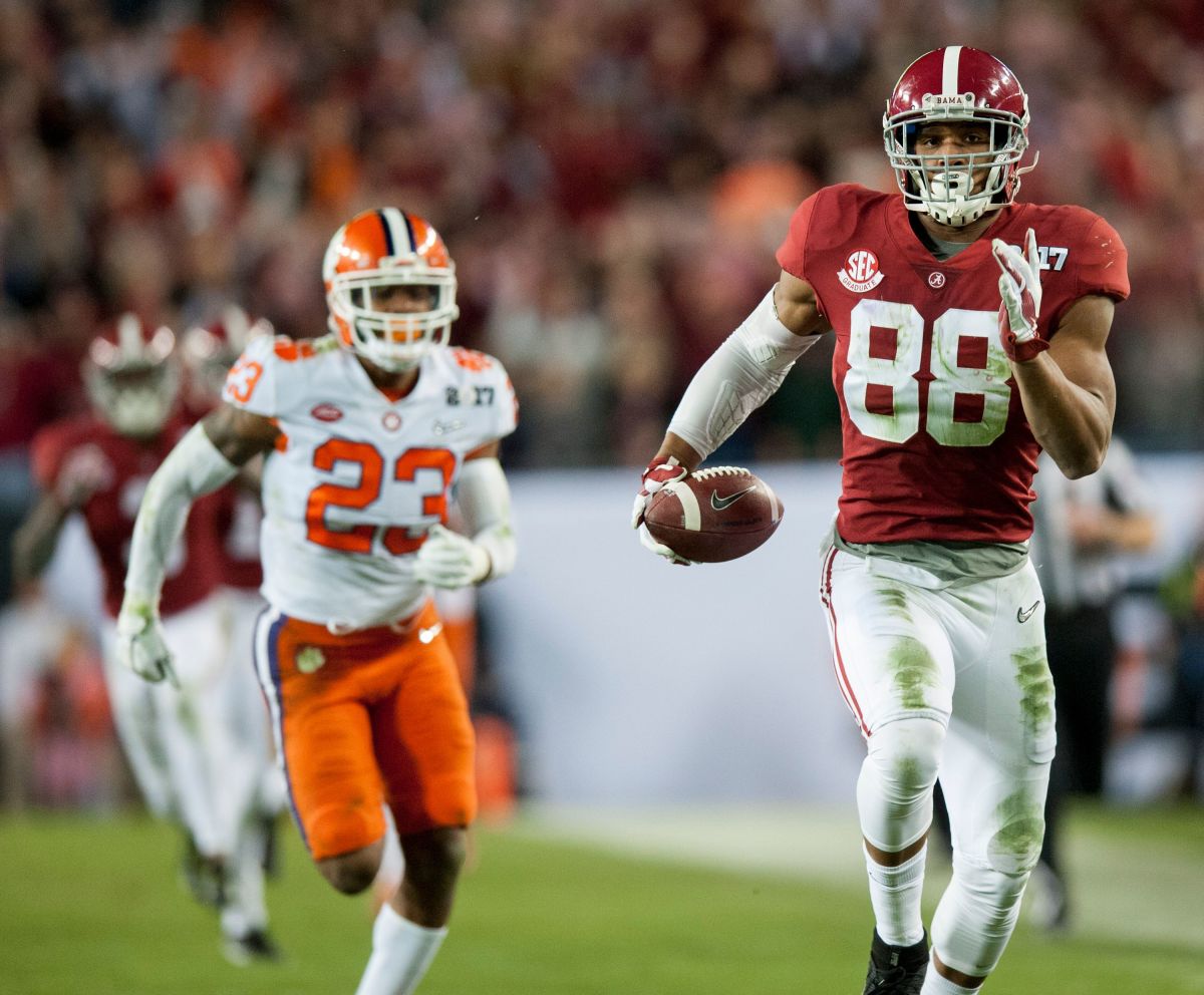 Alabama tight end O.J. Howard (88) carries in a touchdown reception in second half action of the College Football Playoff National Championship Game at Raymond James Stadium in Tampa, Fla. on Monday January 9, 2017.