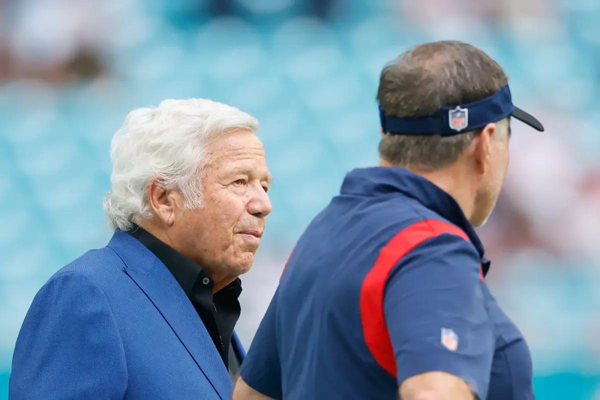 Kraft meets with Belichick before a game.