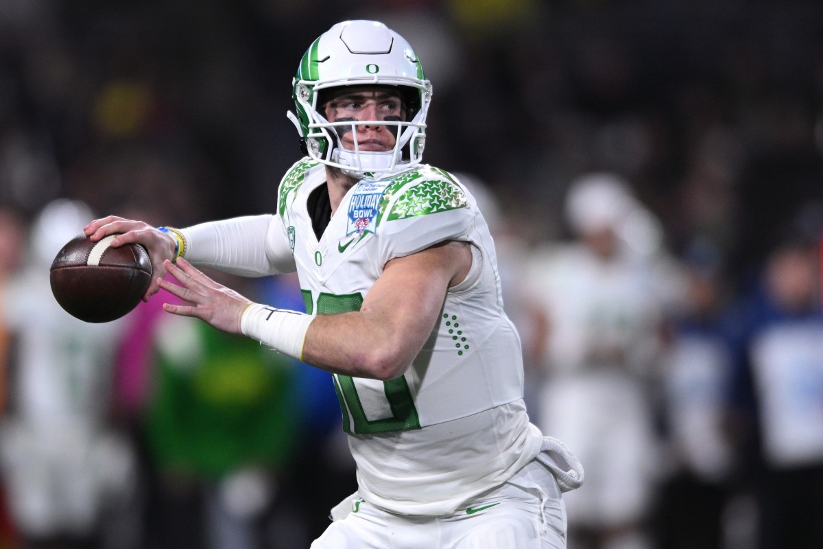 Oregon Ducks quarterback Bo Nix (10) throws a pass against the North Carolina Tar Heels during the second quarter of the 2022 Holiday Bowl at Petco Park.