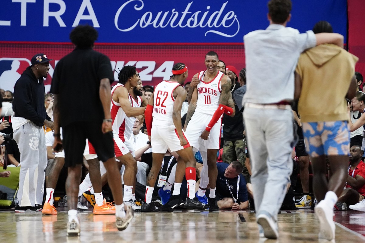 Houston Rockets forward Jabari Smith Jr. (10) celebrates with teammates after defeating the Portland Trail Blazers at Thomas & Mack Center.