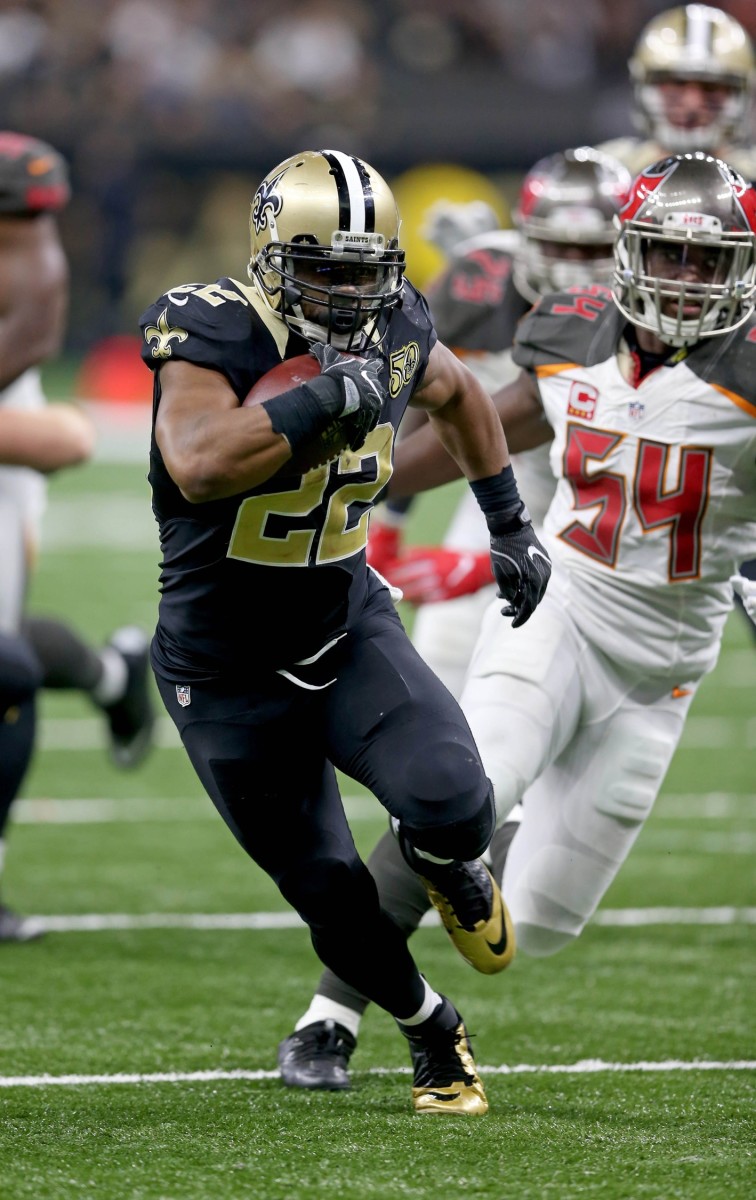 Dec 24, 2016; New Orleans Saints running back Mark Ingram (22) runs for a touchdown against the Tampa Bay Buccaneers. Mandatory Credit: Chuck Cook-USA TODAY