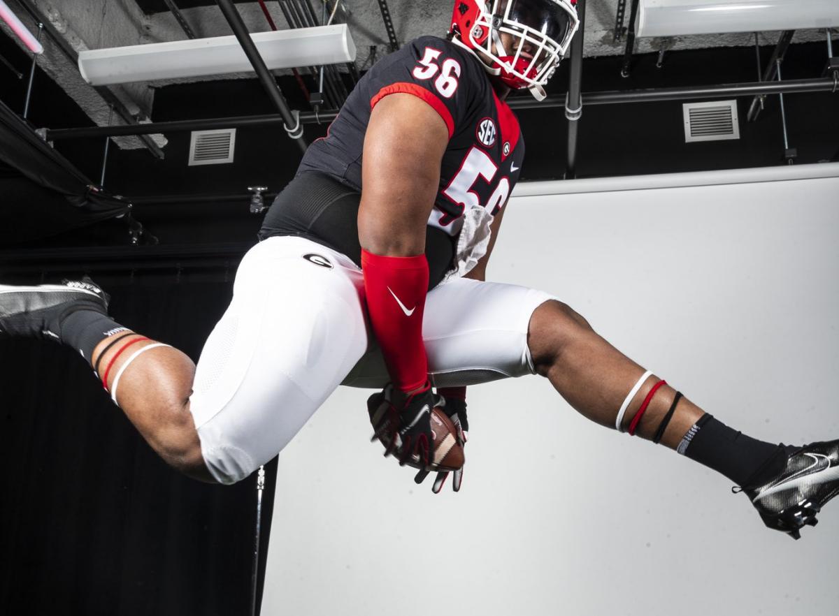 4-Star Kanakee (IL) OL Marques Easley shows off his athleticism during a recruiting photo shoot while on a visit to the University of Georgia.