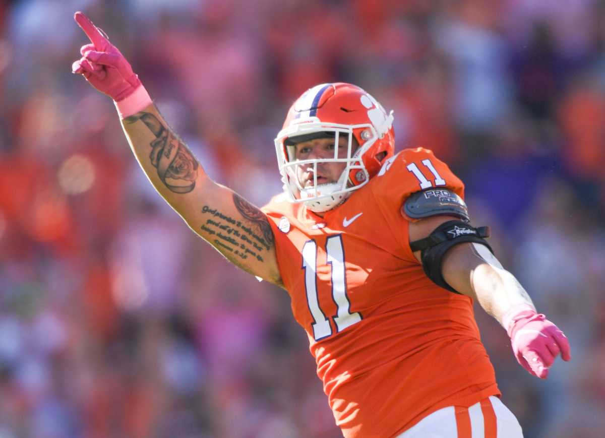 Bryan Bresee runs with his hand pointing to the sky