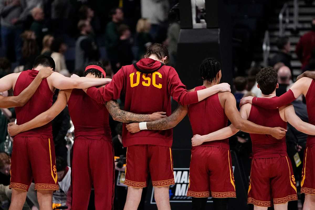 Former USC Basketball Star Pays Visit to Men’s Squad At Summer Practice
