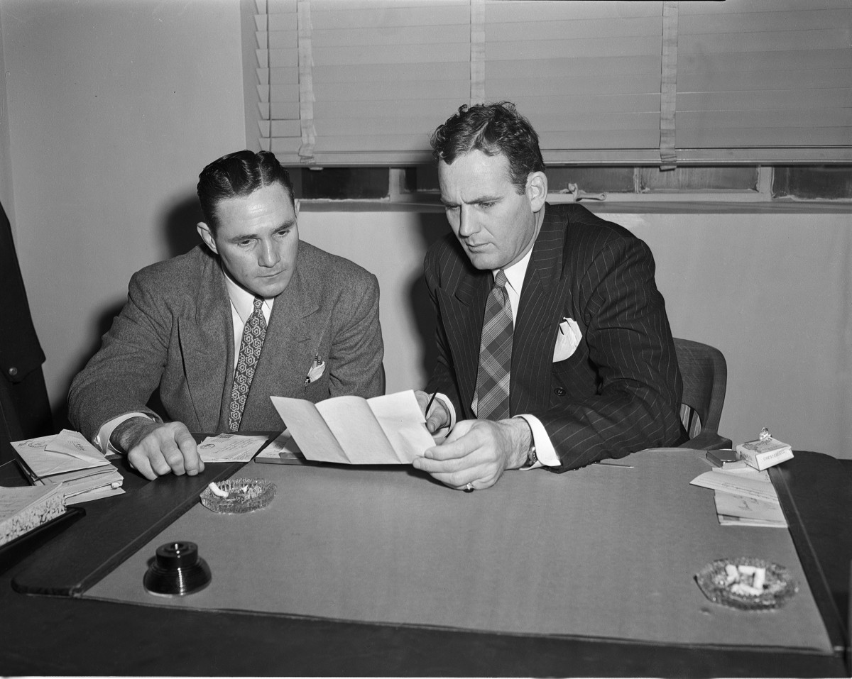 Former Alabama player Frank Mosely (left), who returned to Kentucky as an assistant coach, welcomed Paul "Bear" Bryant to his new position as Kentucky head coach in 1946.
