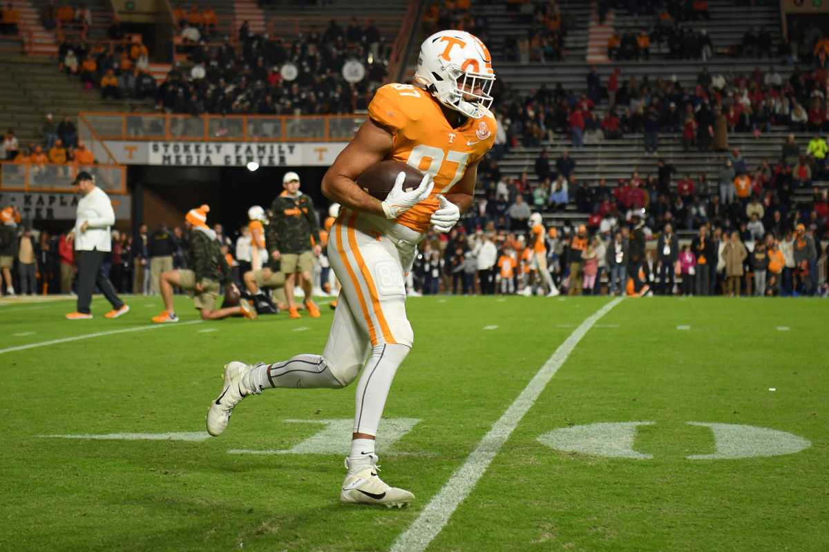 Tennessee TE Jacob Warren during warmups against South Alabama on November 20, 2021