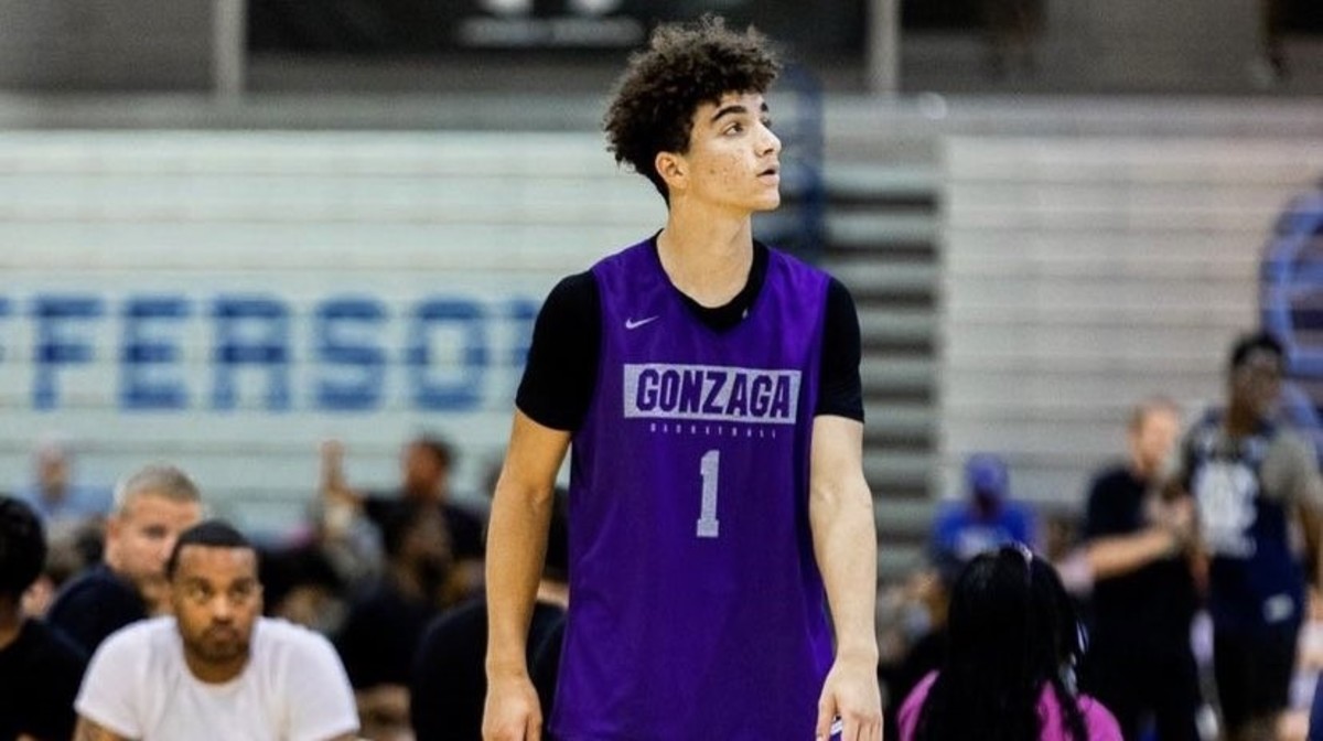 Class of 2025 four-star guard Derek Dixon playing in a game for Gonzaga College High School.