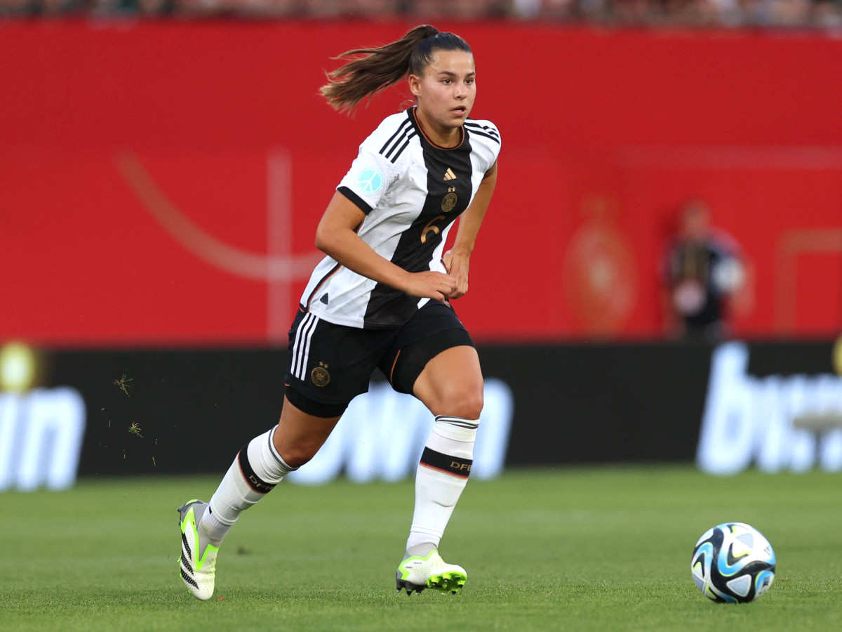 Germany midfielder Lena Oberdorf dribbles the ball.