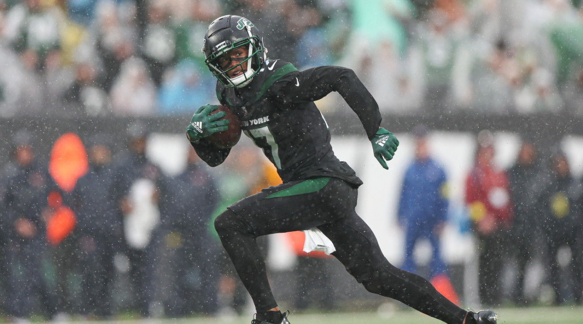 Jets wide receiver Garrett Wilson runs with the ball.