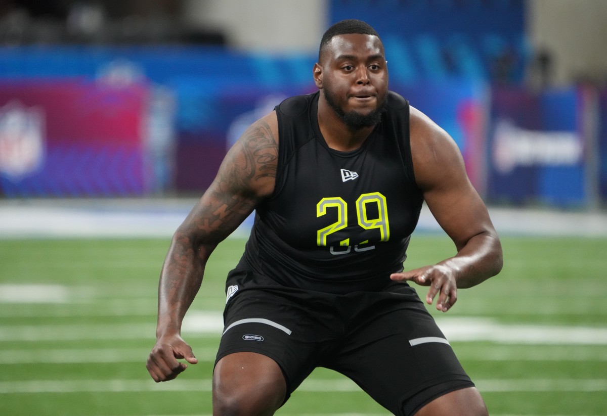 Mar 4, 2022; Indianapolis, IN, USA; Illinois offensive lineman Vederian Lowe (OL29) goes through drills during the 2022 NFL Scouting Combine at Lucas Oil Stadium.