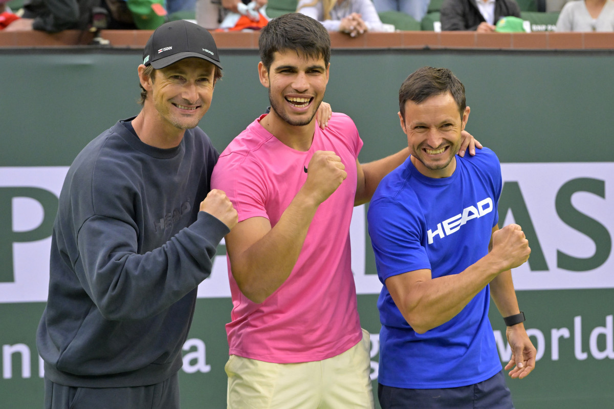 Carlos Alcaraz, center, with his coaches Juan Carlos Ferrero, left, and Juanjo Moreno, right.
