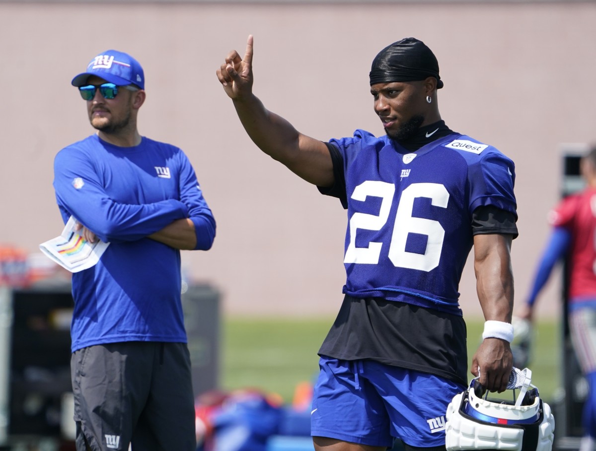 Daniel Jones Sharp, Darren Waller a Headache and More from Giants Training  Camp Day 1 - Sports Illustrated New York Giants News, Analysis and More