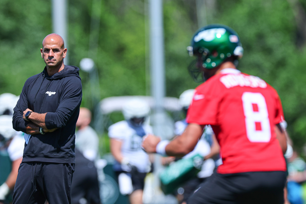 New York Jets coach Robert Saleh watch Jets quarterback Aaron Rodgers during training camp. Rodgers tore his Achilles on Monday night and is out for the 2023 NFL season.