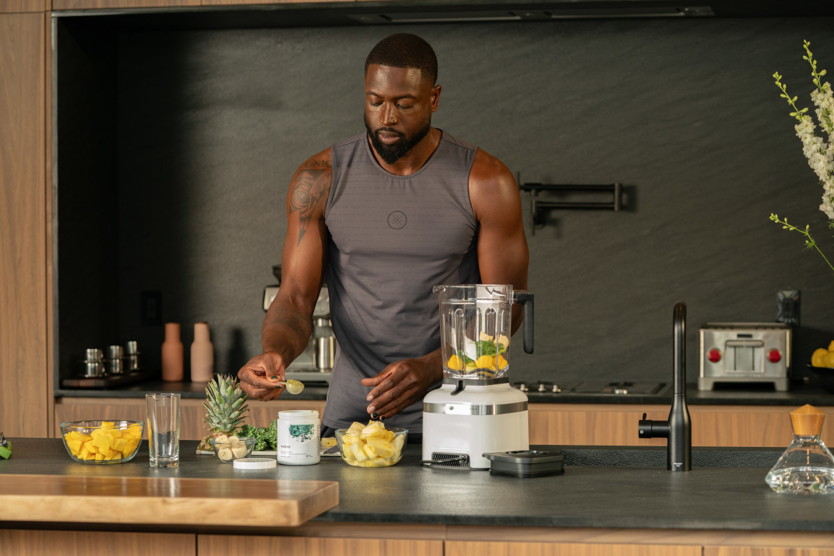 Dwyane Wade Making Smoothie with Thorne Daily Greens Plus