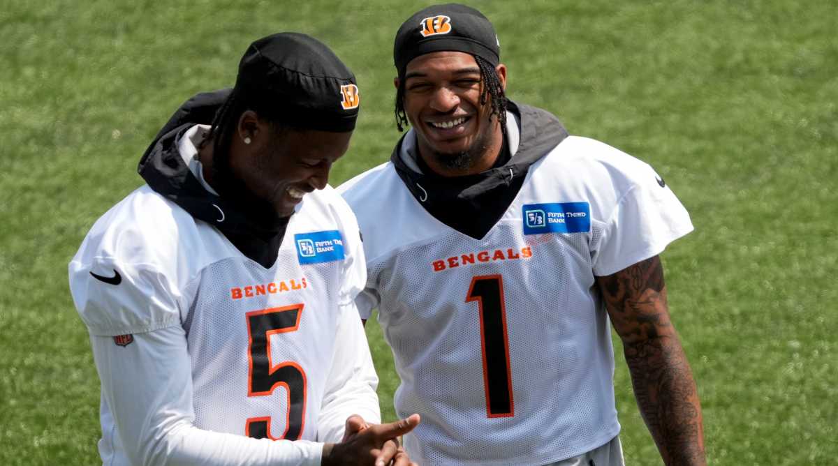 Bengals wide receivers Tee Higgins (left) and JaMarr Chase laugh together during a workout
