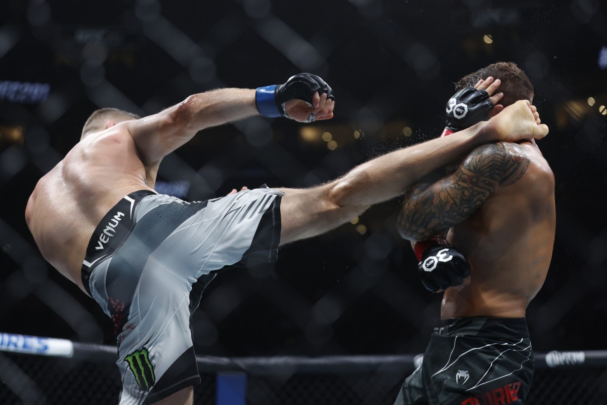 Justin Gaethje lands a head kick to knock out Dustin Poirier in the UFC 291 main event.