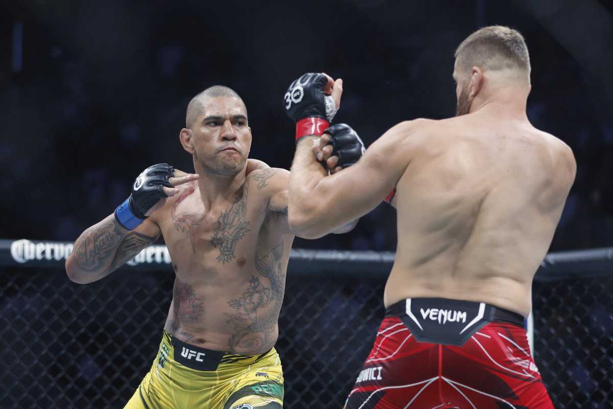 Alex Pereira throws a punch at Jan Blachowicz during their UFC 291 co-main event.