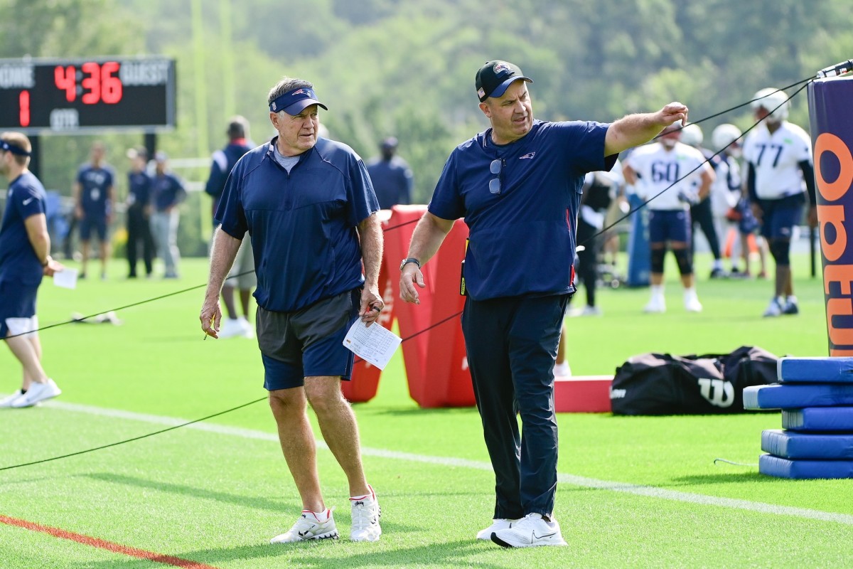 Patriots coach Bill Belichick and offensive coordinator Bill O'Brien talk things over during training camp.