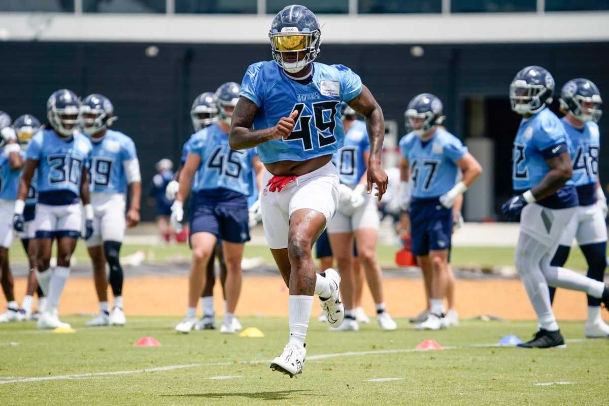 Titans linebacker Arden Key runs across the field