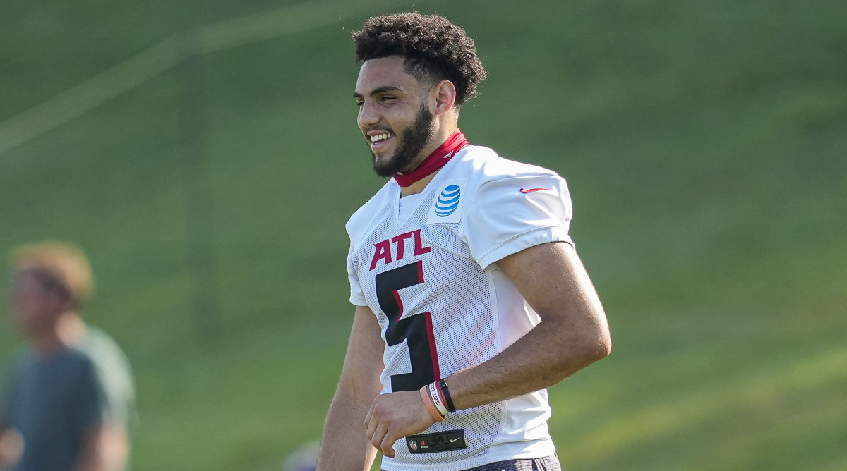 Drake London smiles at training camp with no helmet on