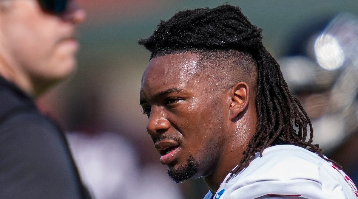 Bijan Robinson looks ahead with no helmet on at training camp