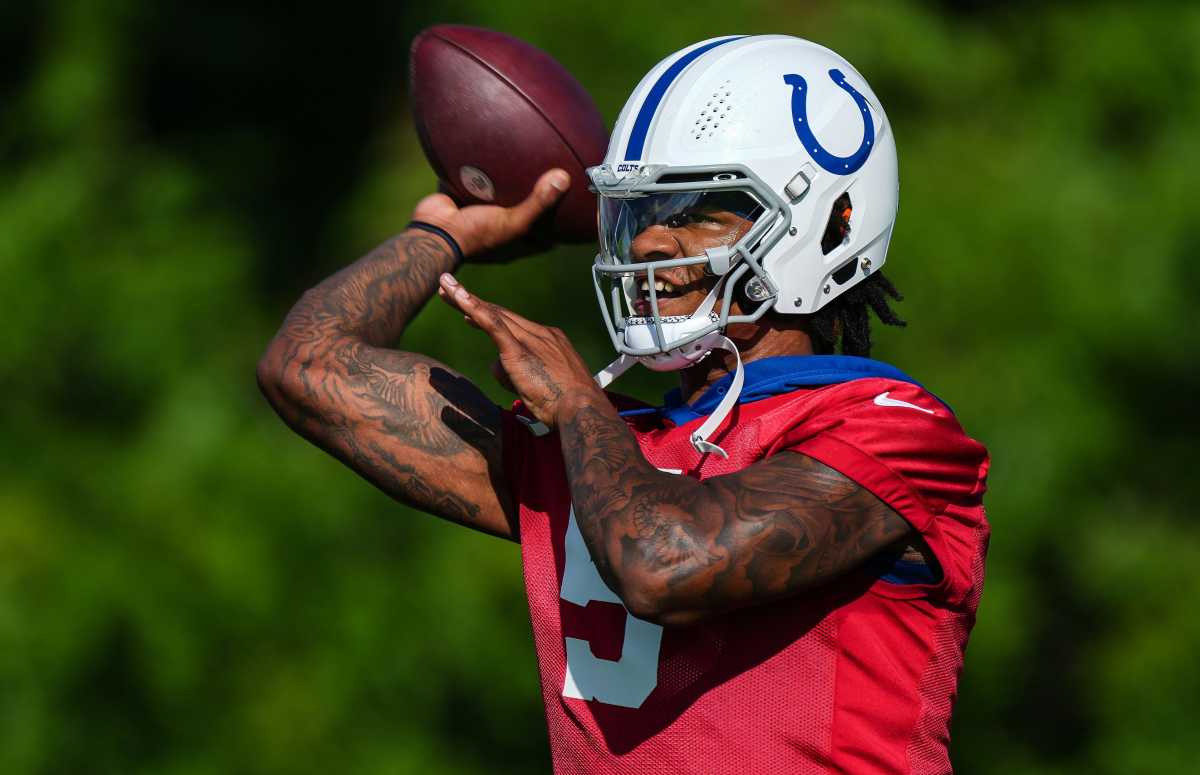 Anthony richardson throws the ball in colts practice