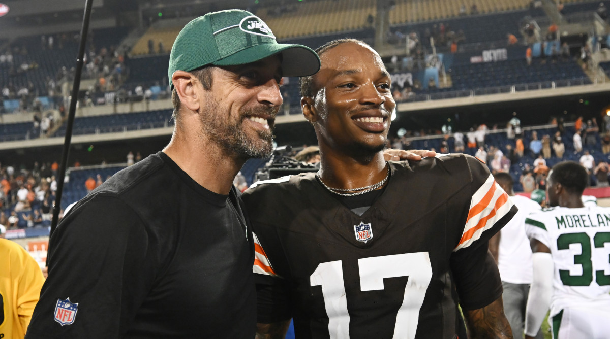 New York Jets quarterback Aaron Rodgers poses with Cleveland Browns rookie QB Dorian Thompson-Robinson