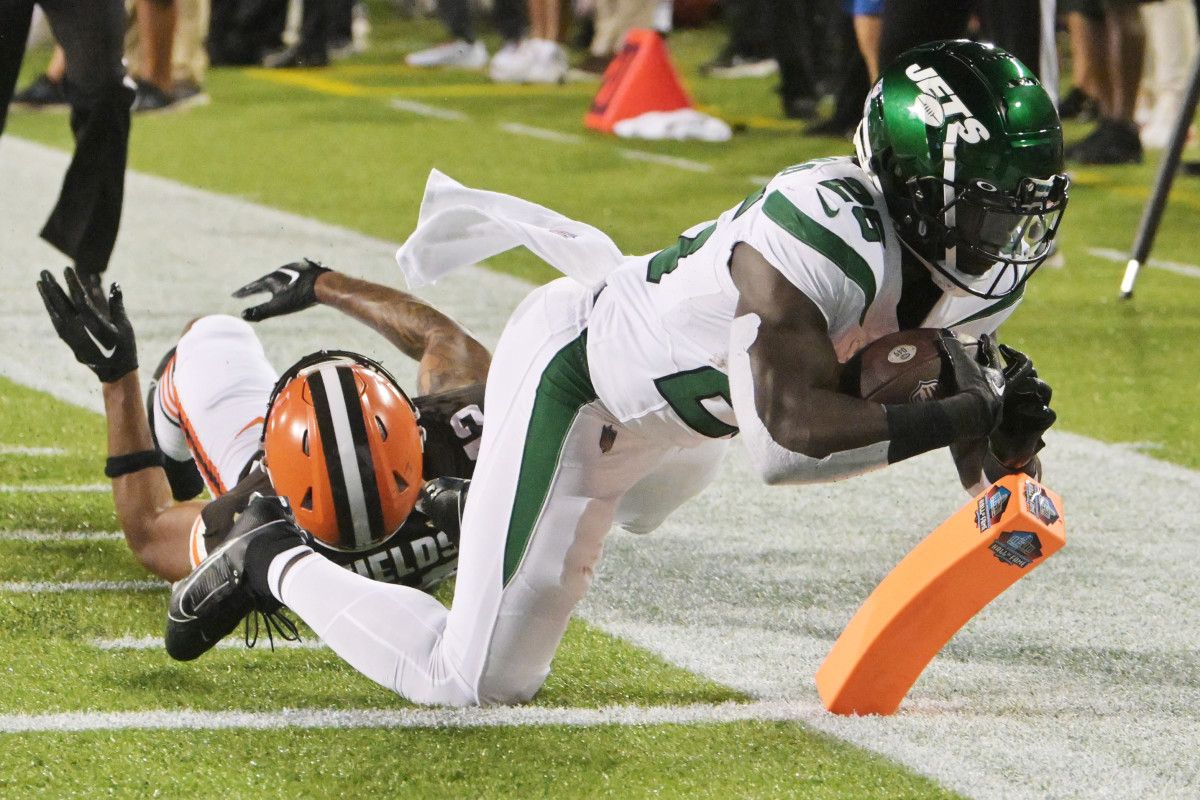 Hitting the front-left end zone pylon, Jets' RB Israel Abanikanda scores a touchdown in the Hall of Fame Game.