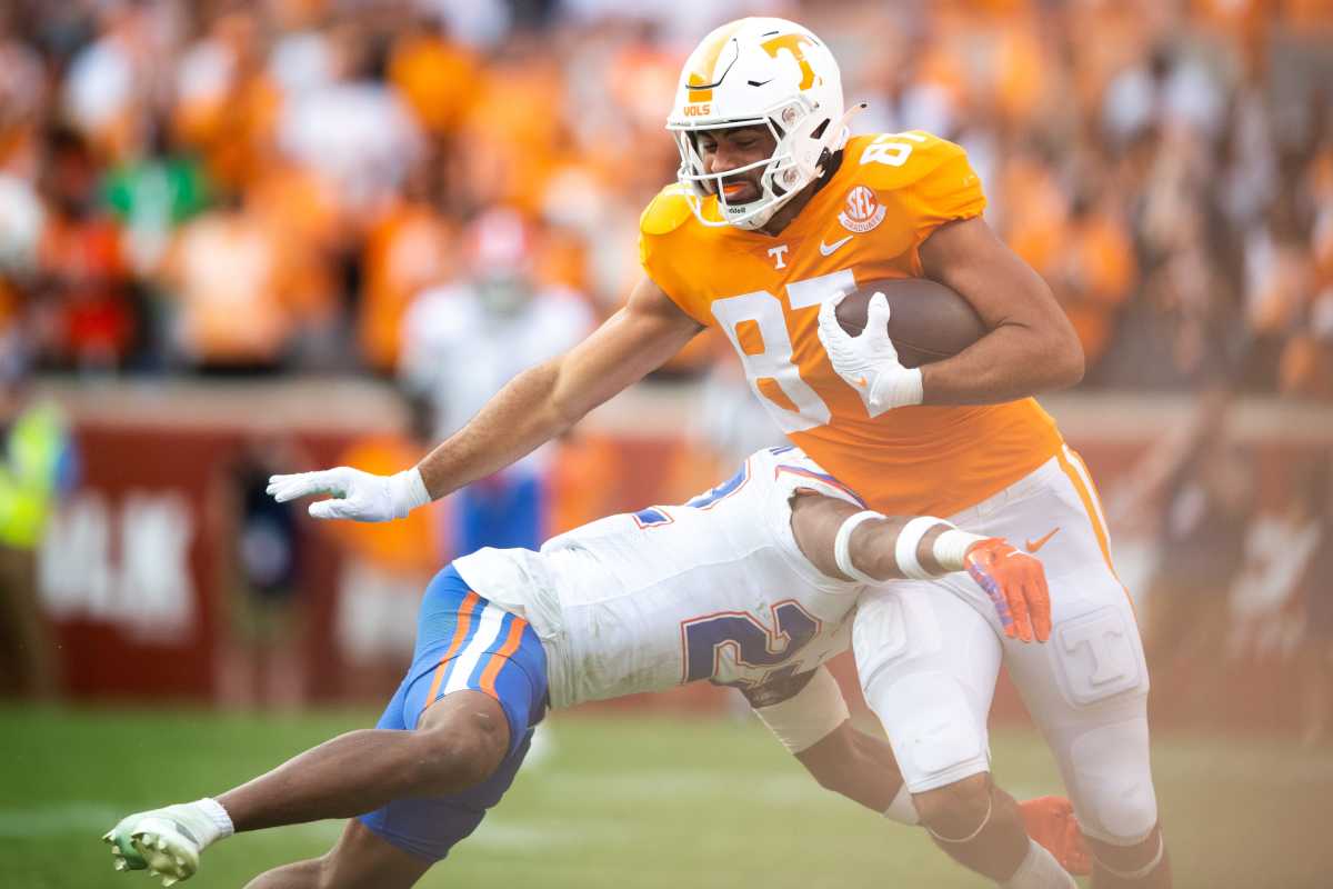Tennessee TE Jacob Warren breaking a tackle against Florida in Knoxville, Tennessee, on September 24, 2022. (Photo by Brianna Paciorka of the News Sentinel)