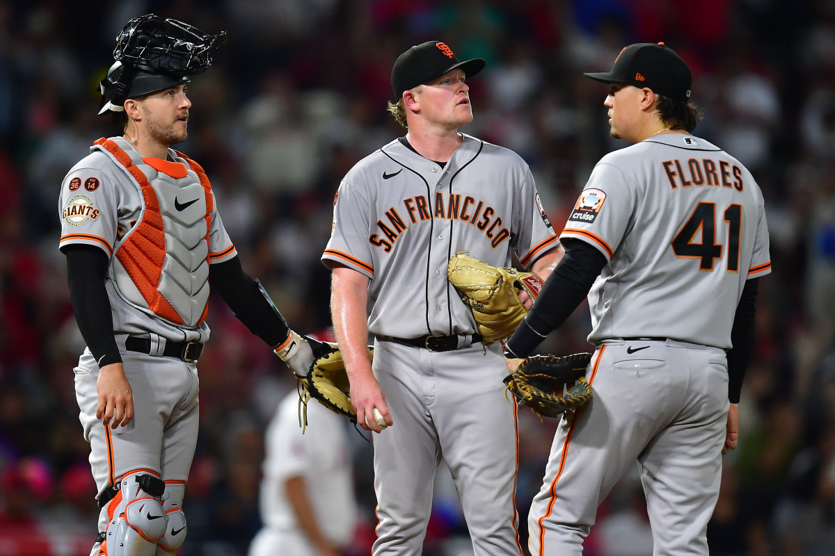 Giants score 6 runs in 9th to rally past Angels