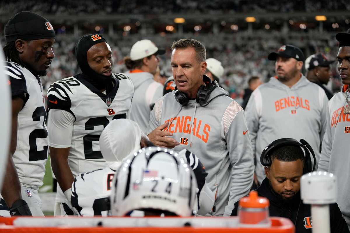 DC Lou Anarumo talks to a group of players on the sideline