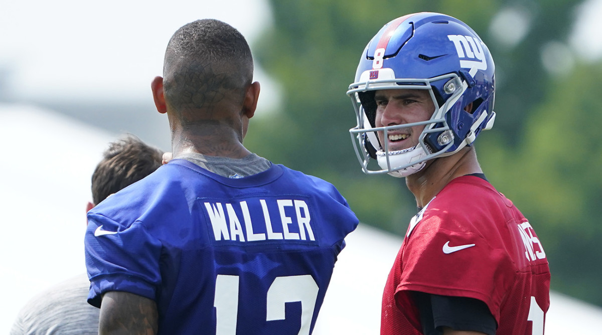 New York Giants tight end Darren Waller and quarterback Daniel Jones