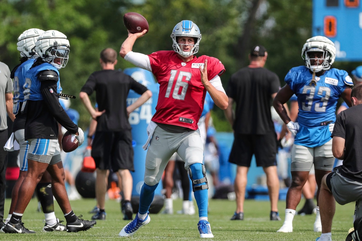 Lions quarterback Jared Goff works against the Giants in a joint practice.